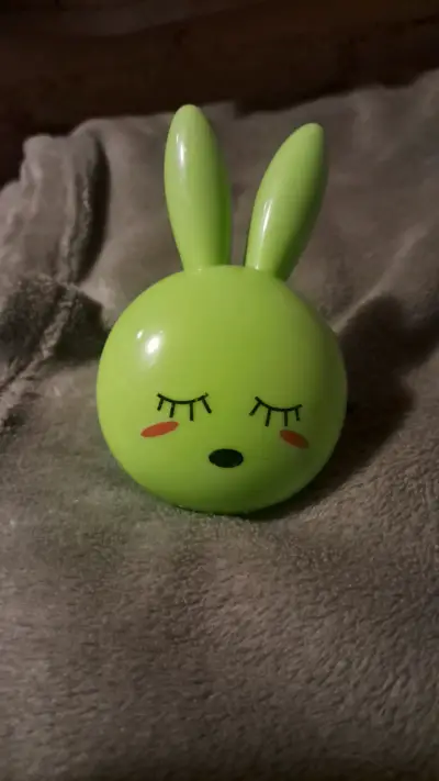 Luz nocturna LED infantil con forma de conejo - miniatura 3