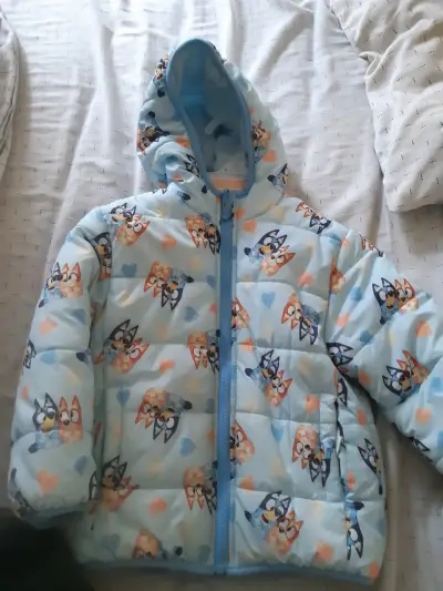 Chaqueta infantil acolchada con diseño de personajes - miniatura 1