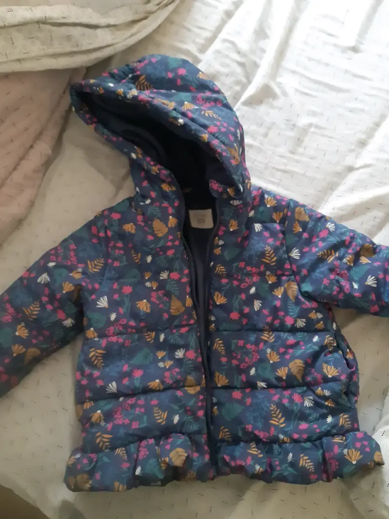 Chaqueta infantil acolchada con diseño de personajes - 4