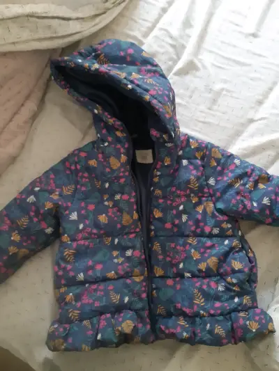Chaqueta infantil acolchada con diseño de personajes - miniatura 4