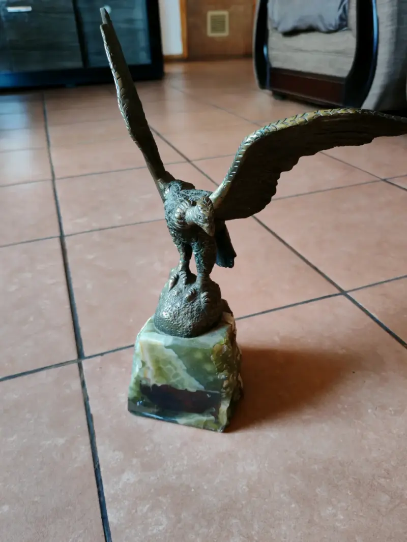 lEscultura de Cóndor en Bronce sobre Base de Ónix