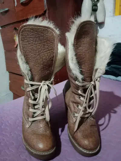 Botas beige con forro de peluche - miniatura 4