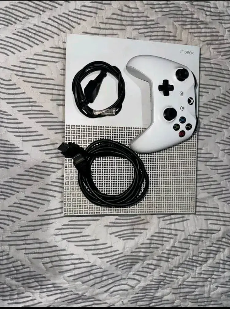 Consola Xbox One S con control y cables