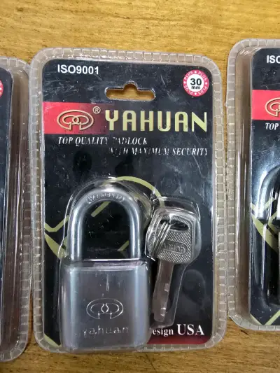 3 Candado de seguridad Yahuan 30mm con llaves - miniatura 1