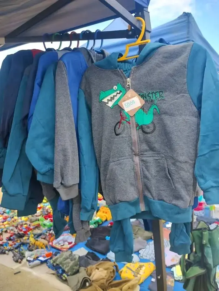 Polerón infantil con diseño de dinosaurio
