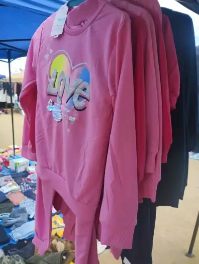 Conjunto de polerón y pantalón para niñas con diseño de corazón - miniatura 1