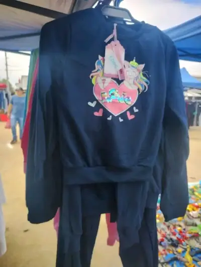 Conjunto de polerón y pantalón para niñas con diseño de corazón - miniatura 2