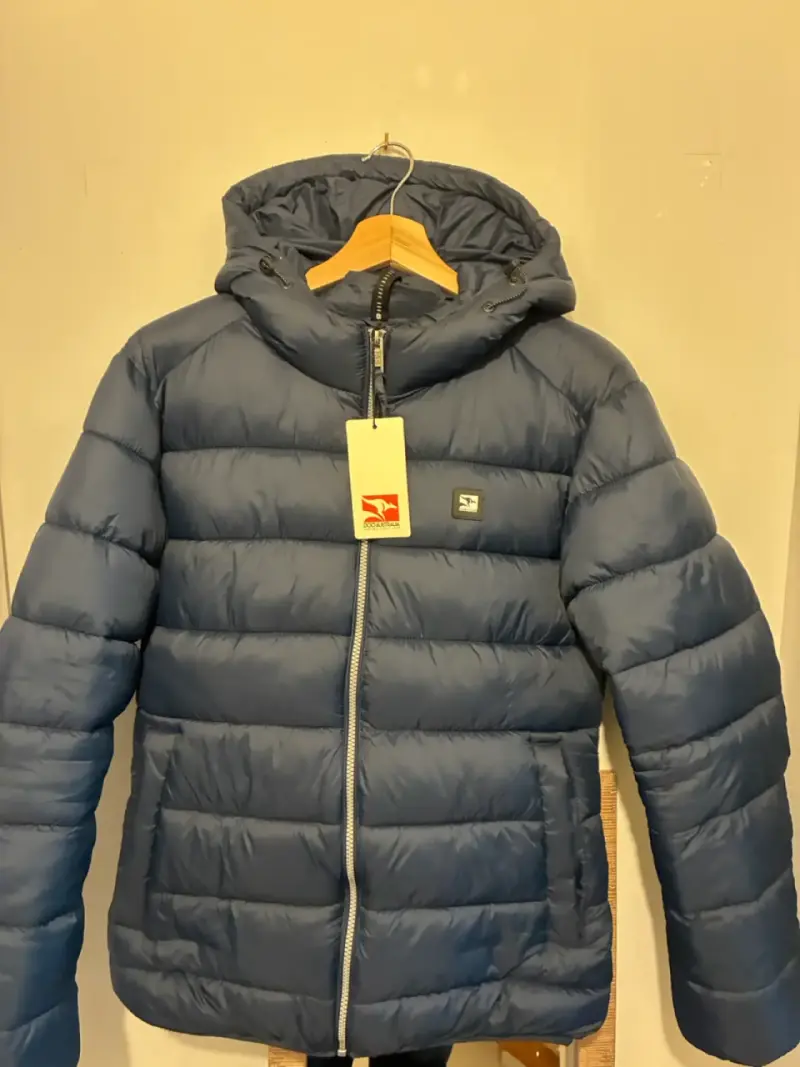 Chaqueta acolchada azul con capucha