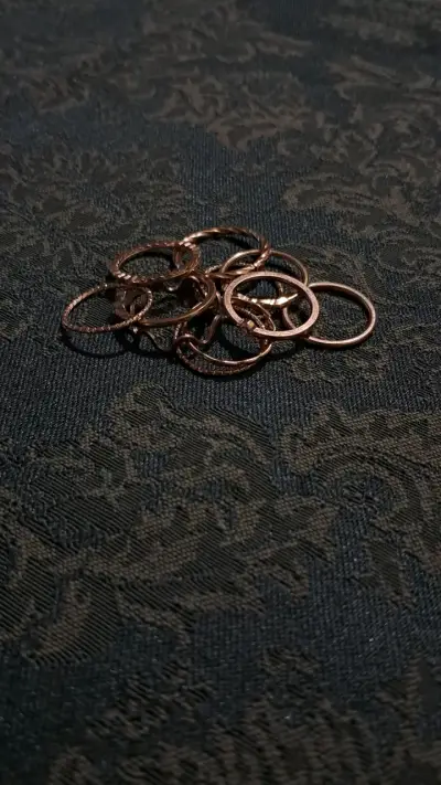 Conjunto de anillos dorados - miniatura 1