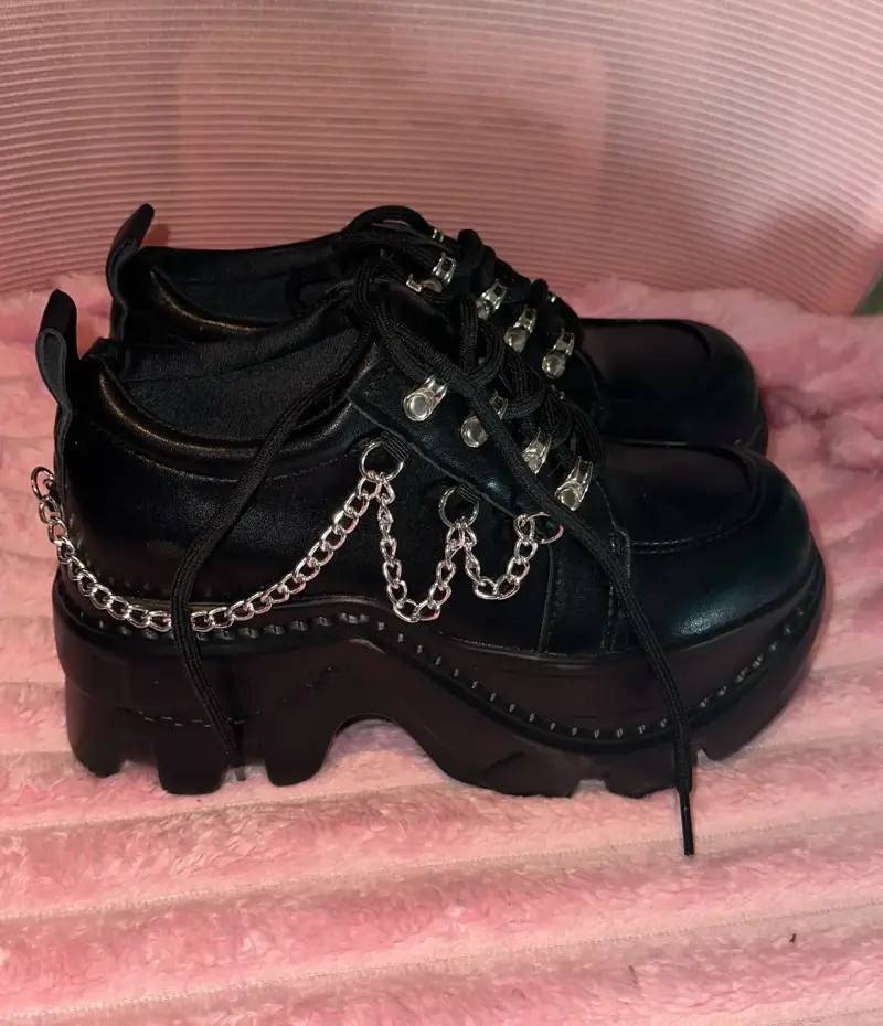 Zapatillas negras con cadenas y plataforma