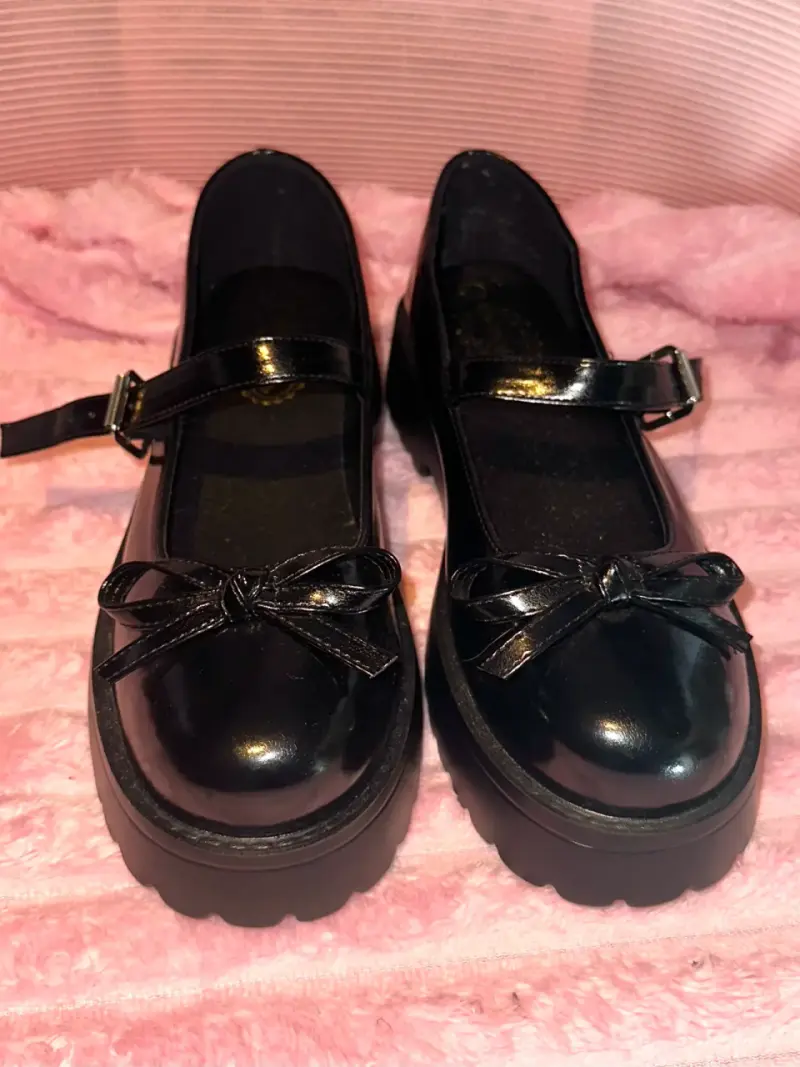 Zapatos Mary Jane de charol negro con lacitos
