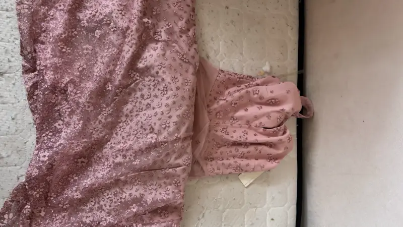 Vestido de fiesta rosa con encaje floral