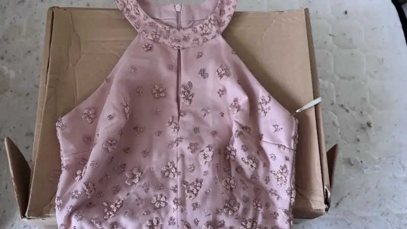 Vestido de fiesta rosa con encaje floral - 2