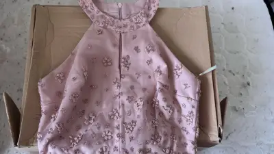 Vestido de fiesta rosa con encaje floral - miniatura 2