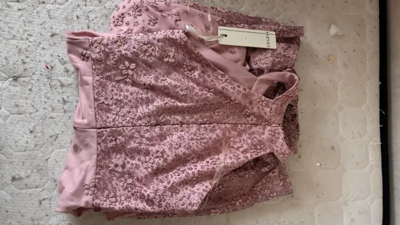 Vestido de fiesta rosa con encaje floral - 3