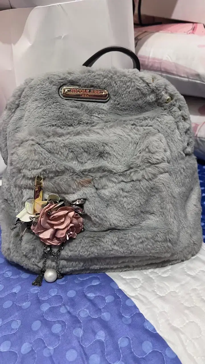Mochila de peluche gris Nicole Lee con adorno floral