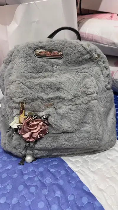 Mochila de peluche gris Nicole Lee con adorno floral - miniatura 1