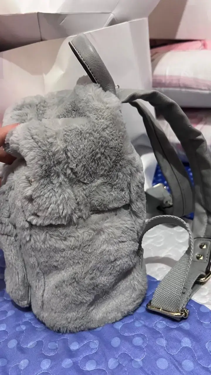 Mochila de peluche gris Nicole Lee con adorno floral - 2