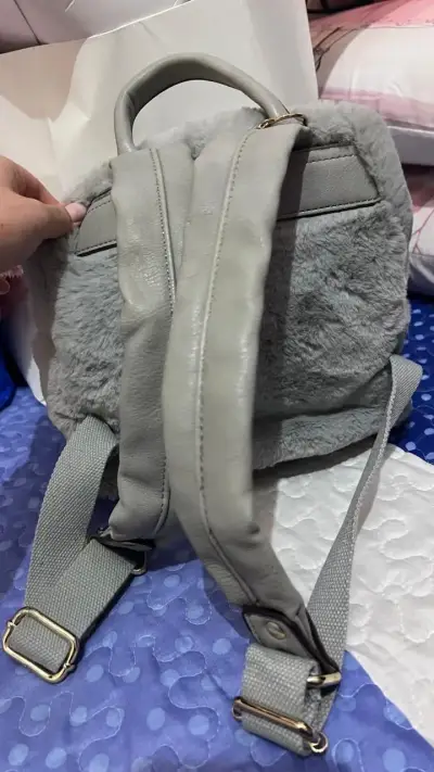 Mochila de peluche gris Nicole Lee con adorno floral - miniatura 3
