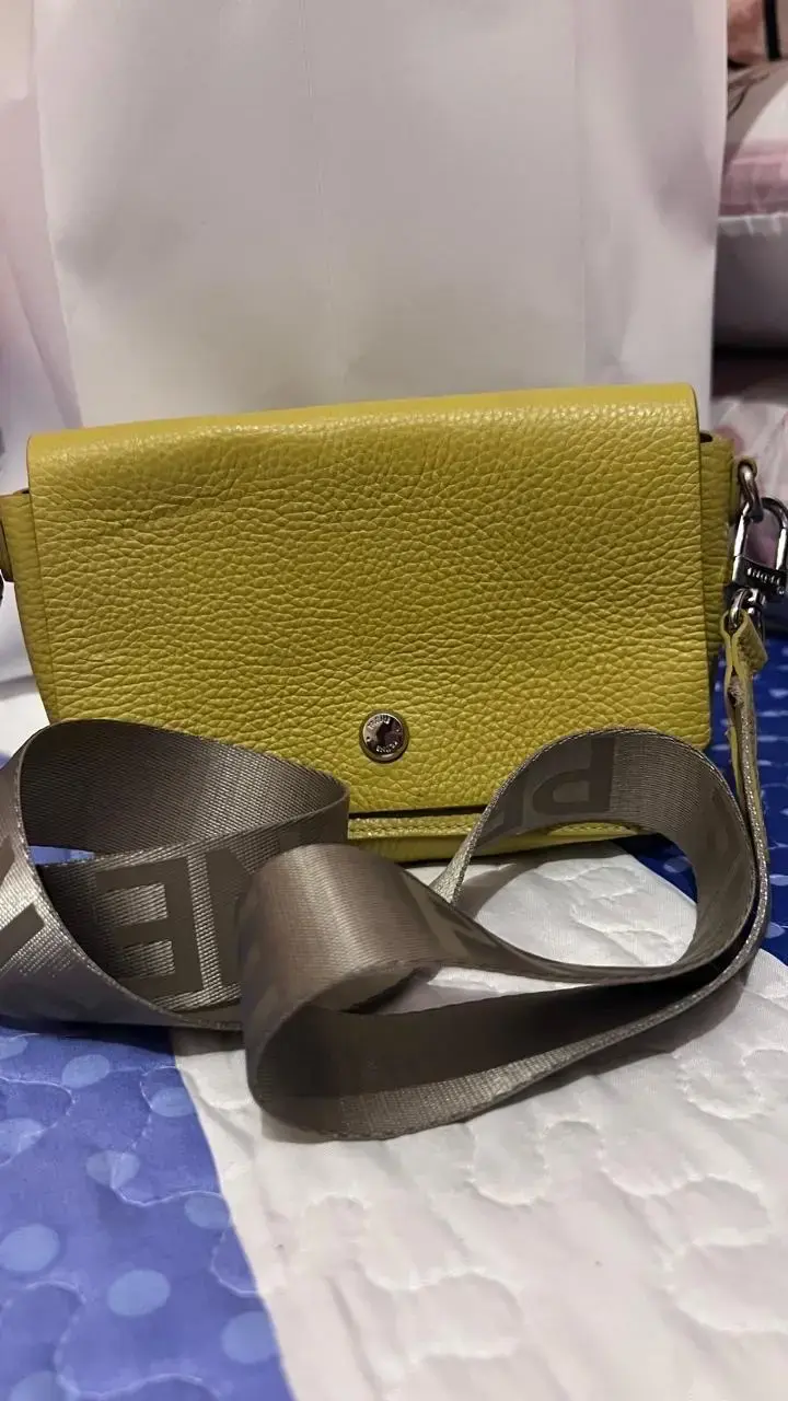 Cartera de cuero amarilla con correa ajustable