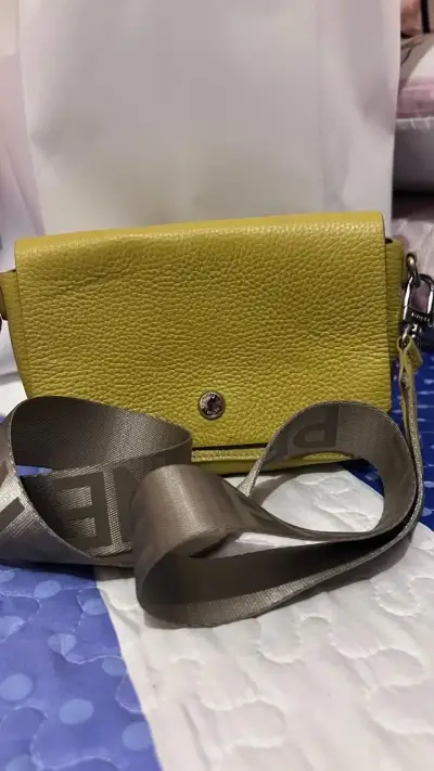 Cartera de cuero amarilla con correa ajustable - miniatura 1