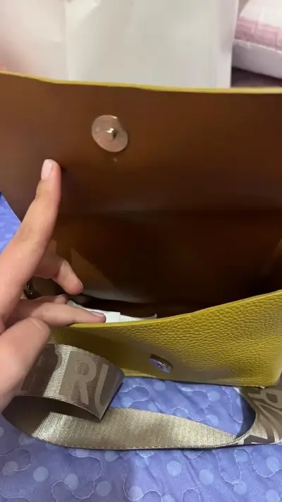 Cartera de cuero amarilla con correa ajustable - miniatura 3