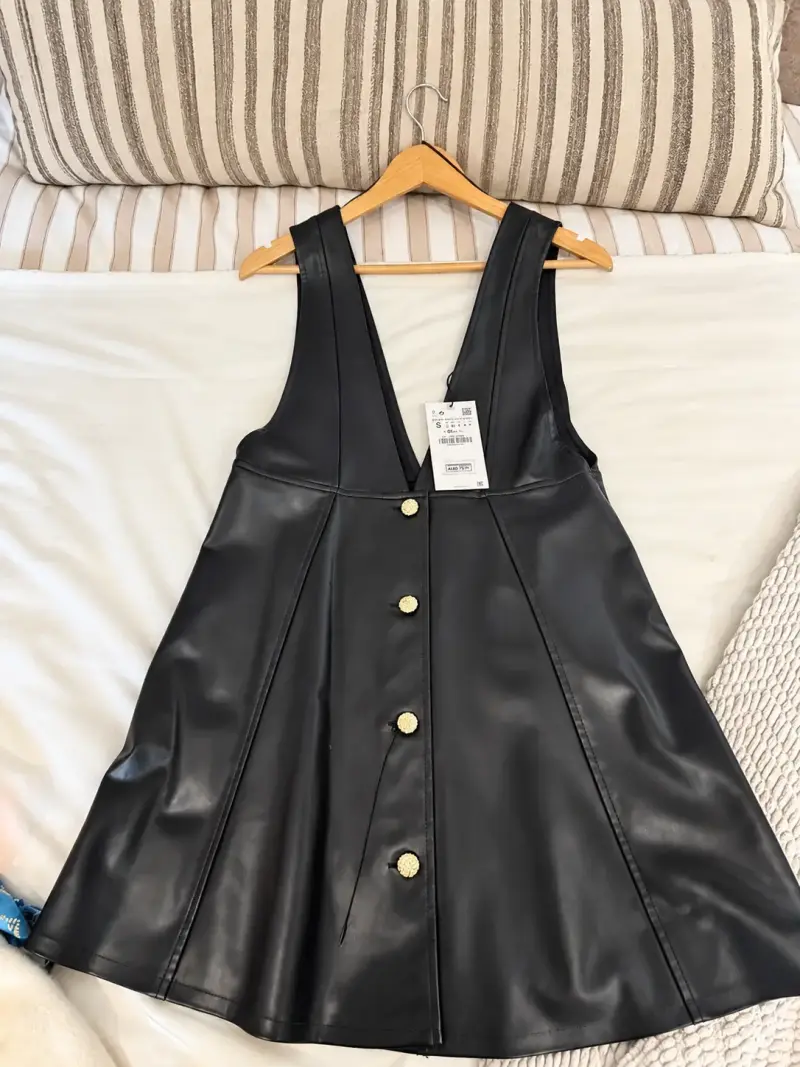 Vestido de cuero sintético negro con botones dorados