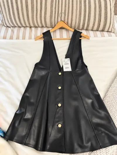 Vestido de cuero sintético negro con botones dorados - miniatura 1