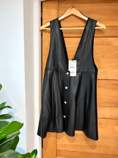Vestido de cuero sintético negro con botones dorados - miniatura 2
