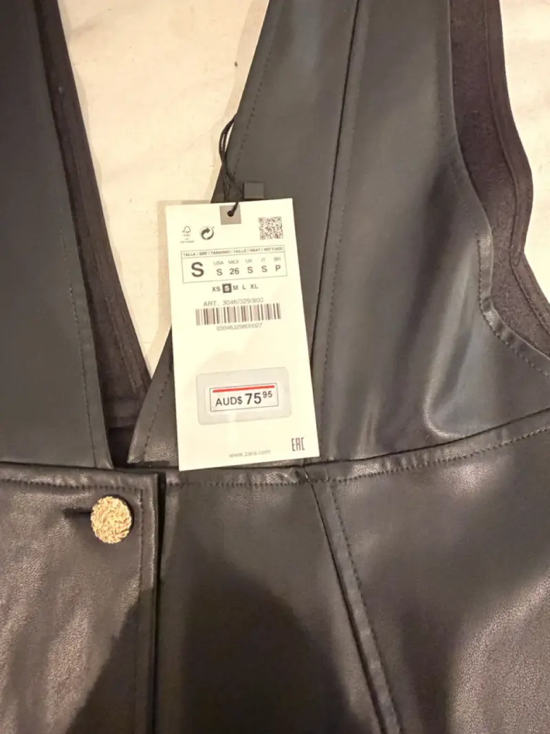 Vestido de cuero sintético negro con botones dorados - 3