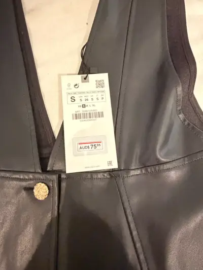 Vestido de cuero sintético negro con botones dorados - miniatura 3