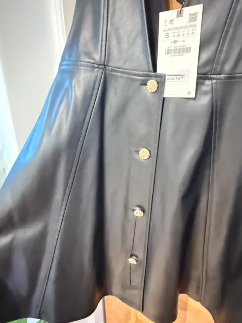 Vestido de cuero sintético negro con botones dorados - 4