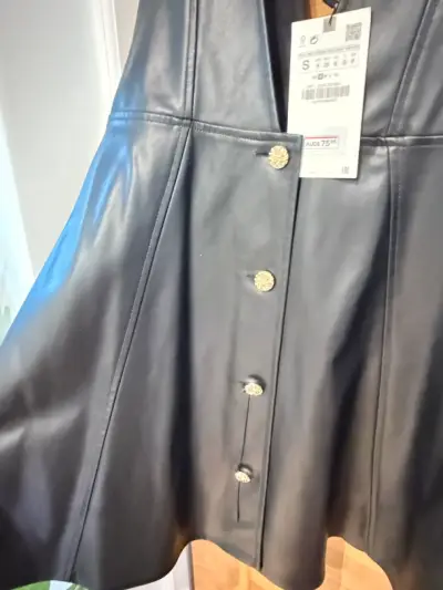 Vestido de cuero sintético negro con botones dorados - miniatura 4