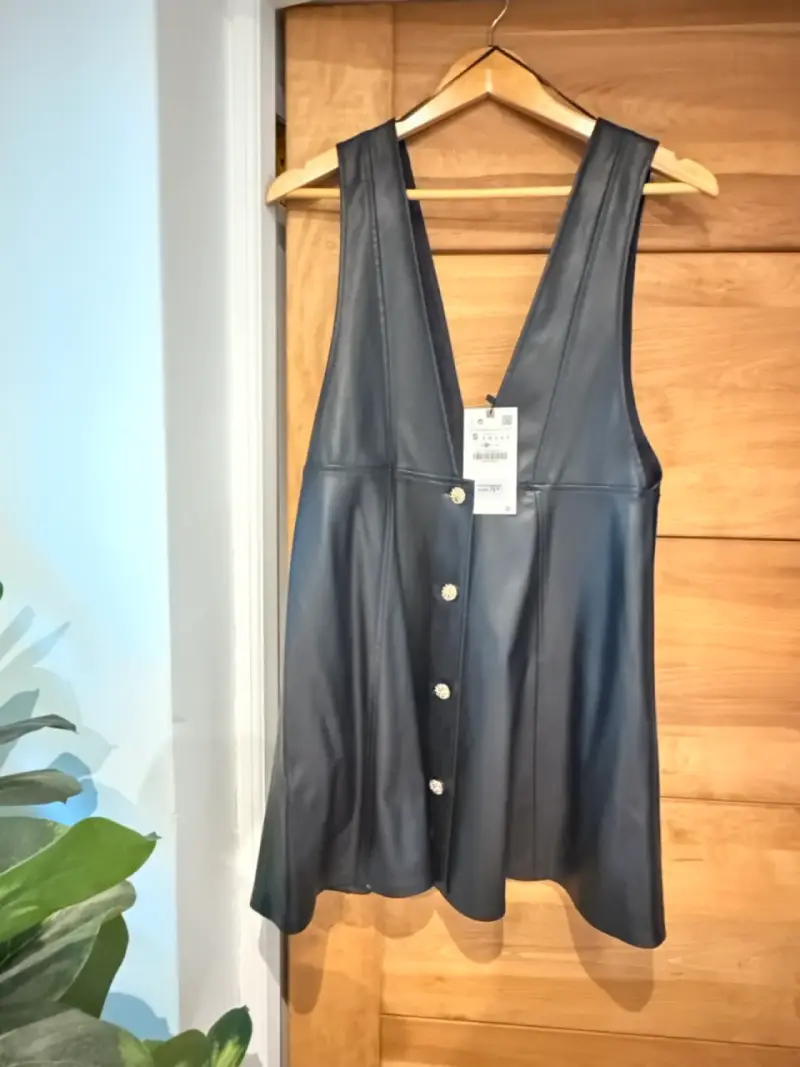 Vestido de cuero sintético negro con botones dorados - 5