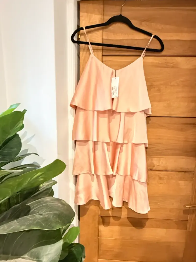 Vestido de capas rosa Le Soir por Molly Bracken