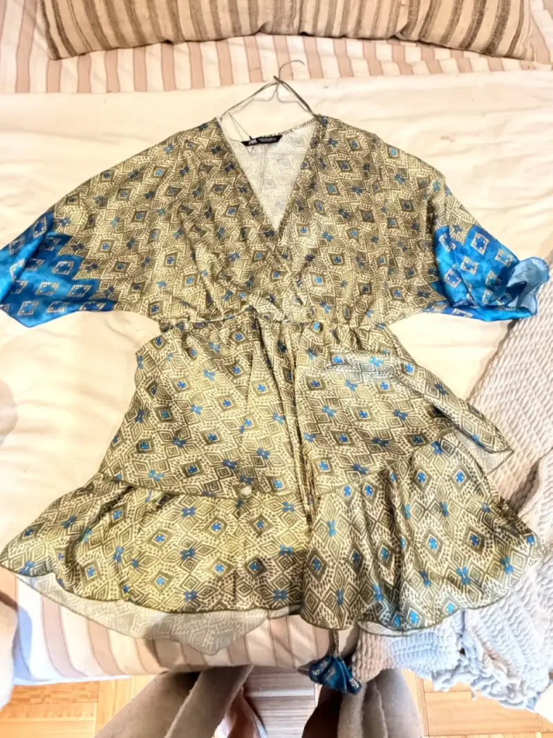 Vestido estampado geométrico Zara con mangas azules