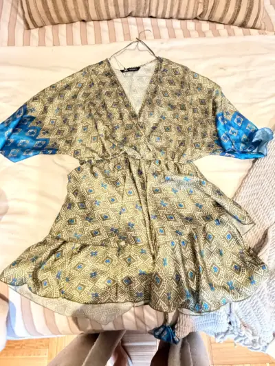 Vestido estampado geométrico Zara con mangas azules - miniatura 1