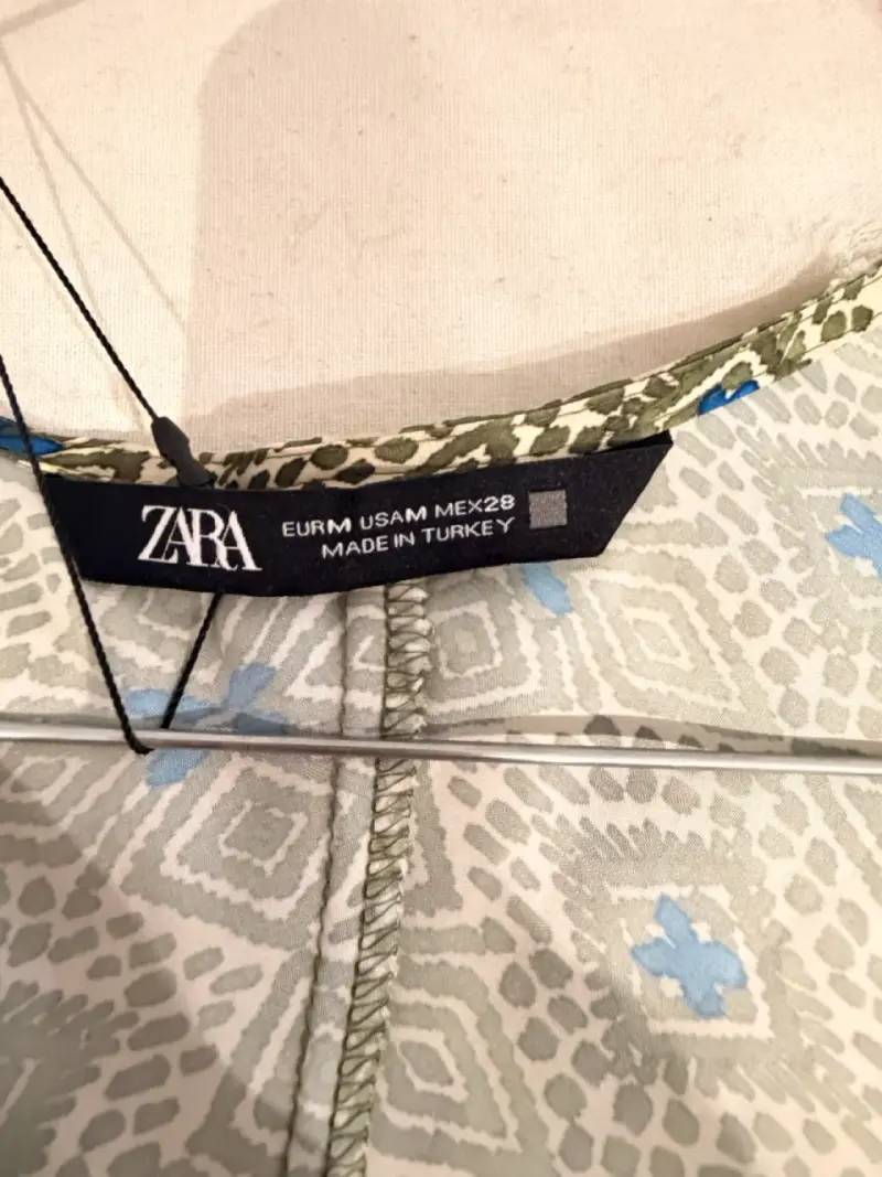Vestido estampado geométrico Zara con mangas azules - 2