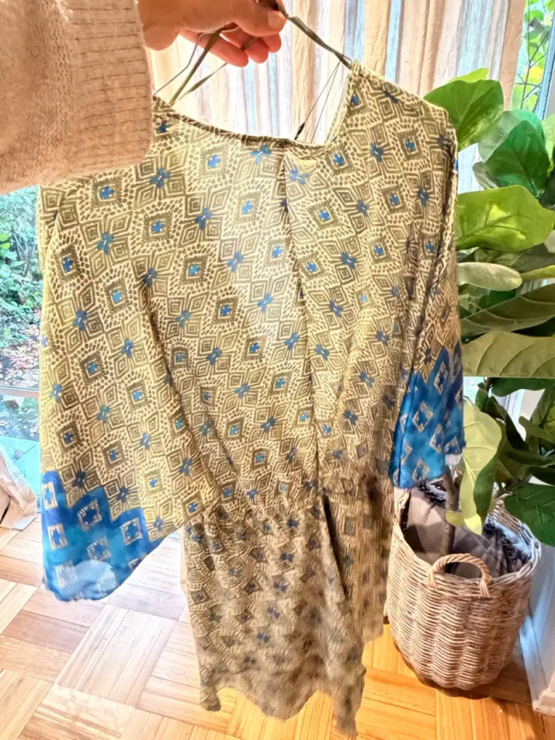 Vestido estampado geométrico Zara con mangas azules - 4