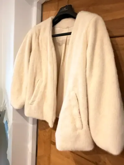 Chaqueta de piel sintética beige elegante - miniatura 1