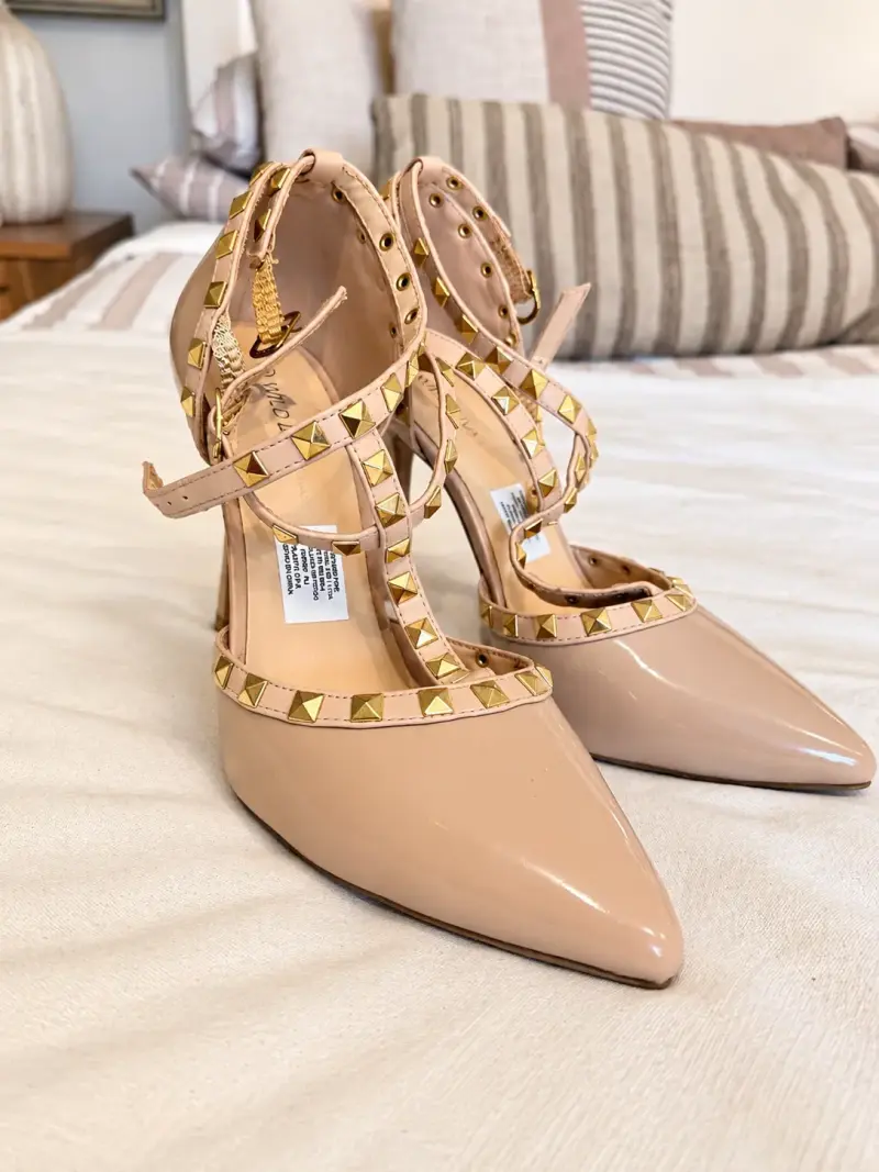 Zapatos de tacón nude con tachas doradas - 2