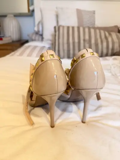Zapatos de tacón nude con tachas doradas - miniatura 3