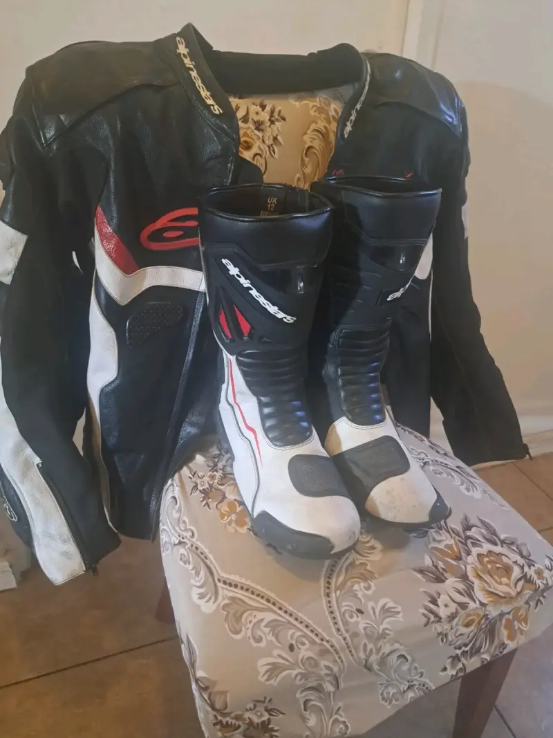 Conjunto de moto Alpinestars y Reaxion Racing