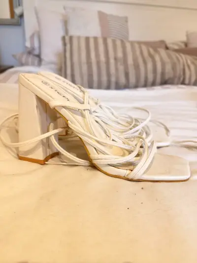 Sandalias de tacón blanco con tiras Step N' Flex - miniatura 1