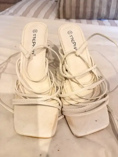 Sandalias de tacón blanco con tiras Step N' Flex - miniatura 2