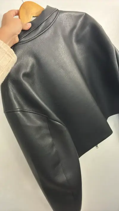 Chaqueta de cuero sintético negra H&M talla M - miniatura 3