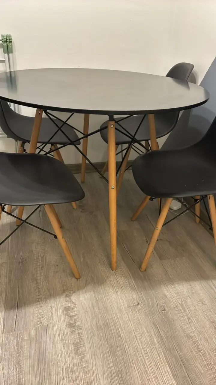 Mesa redonda negra con sillas de madera EAMES - 3