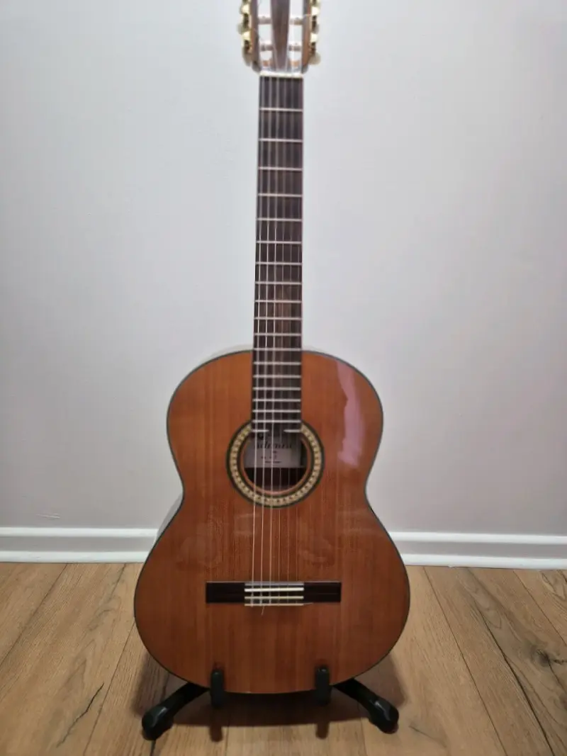 Guitarra clásica de madera en buen estado