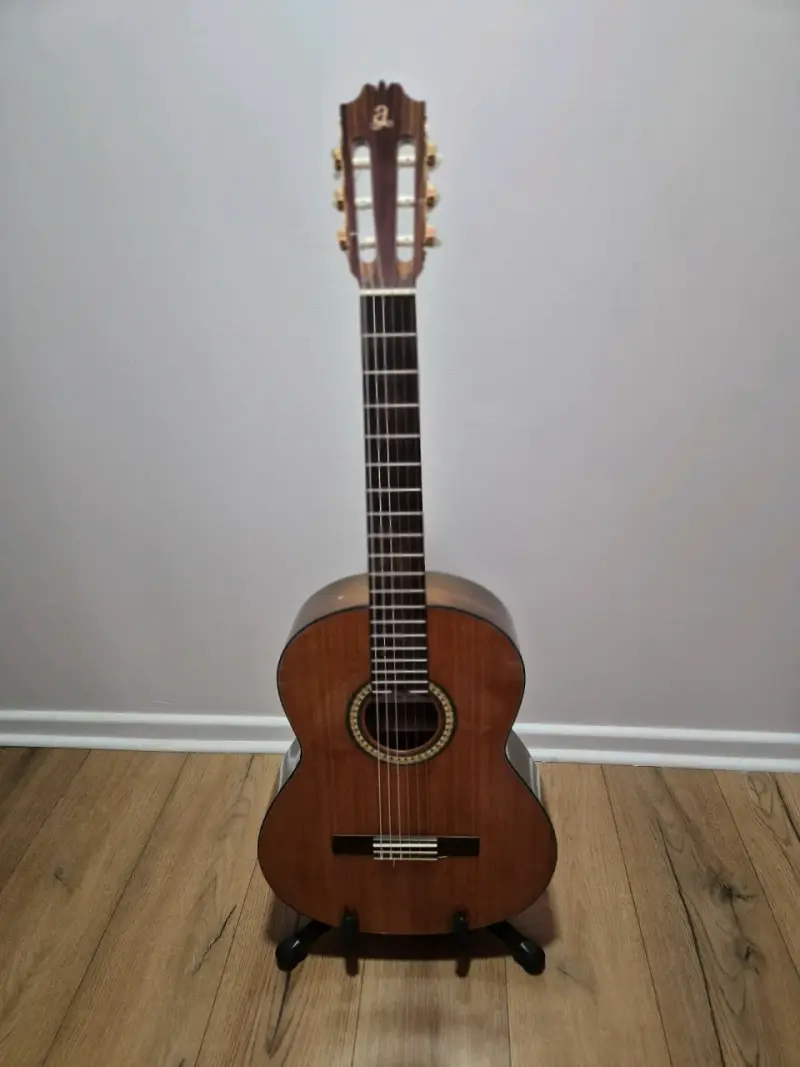 Guitarra clásica de madera en buen estado - 2