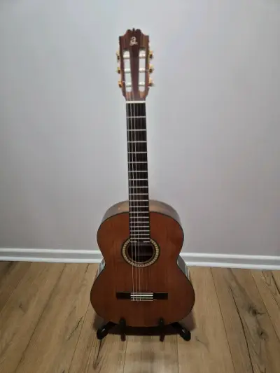 Guitarra clásica de madera en buen estado - miniatura 2
